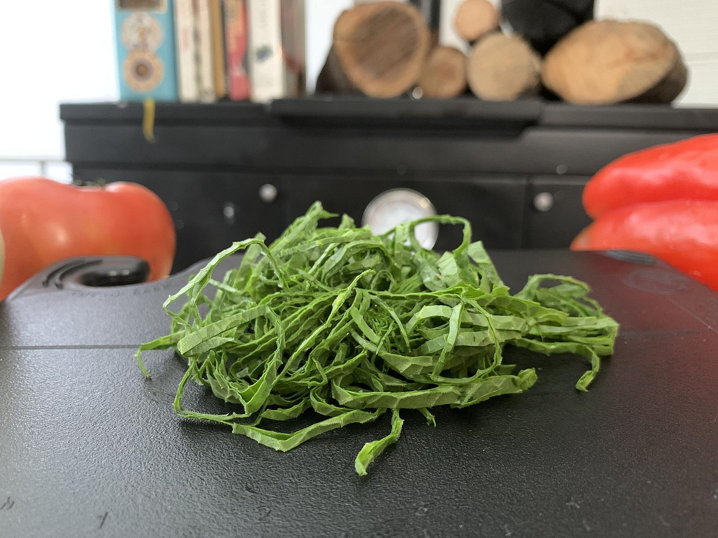 Corte chiffonade sobre tabla de corte